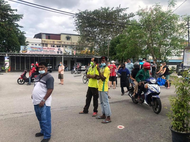 火灾事故发生在闹市，引来市民驻足围观。