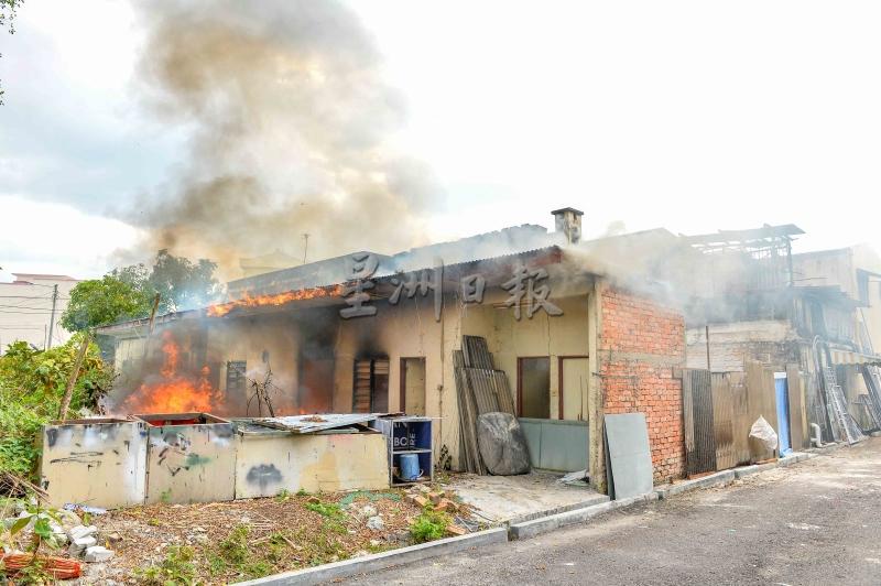 废弃工厂火患被发现时，已冒出滚滚浓烟。