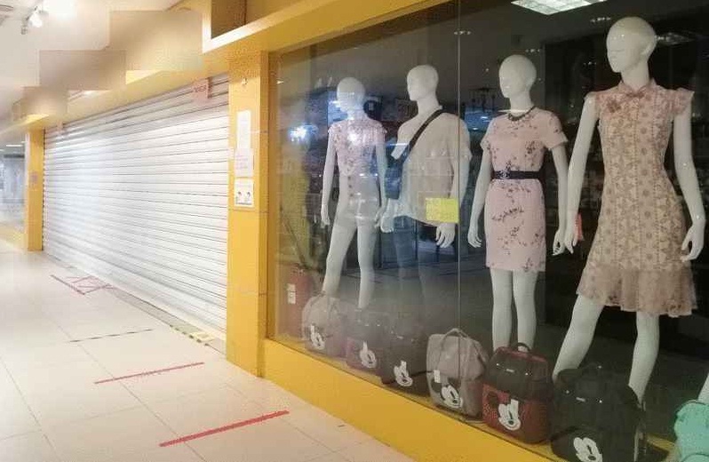 服装业者是这一轮行管令下受创最重的行业之一。图为一家位于东贡岸某商场内的服装店于行管令实行期间店门紧闭，无法营业。
