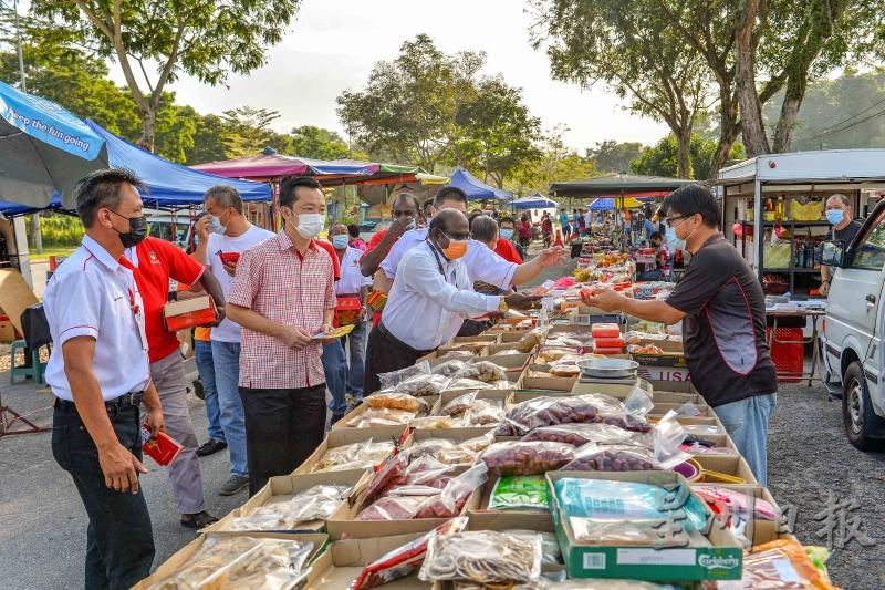 拉杭新村早市贩商也喜获红包及年柑，左起为刘秋兴、谢琪清及古拿。