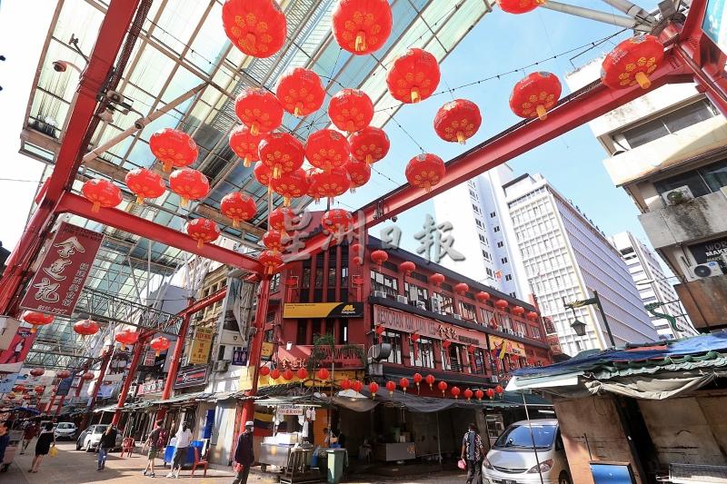 茨厂街挂上应景的红灯笼装饰。