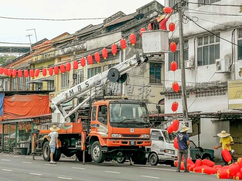 沉香州议员服务中心特委任有经验的专业人士挂灯笼，以策安全。