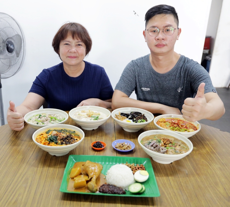 六彩板面是两代人客家传统美食的传承，李子康（右起）跟随黄凤玲的步伐继续售卖板面。