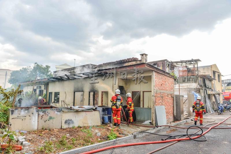 消拯员极力施救，将火势扑灭。