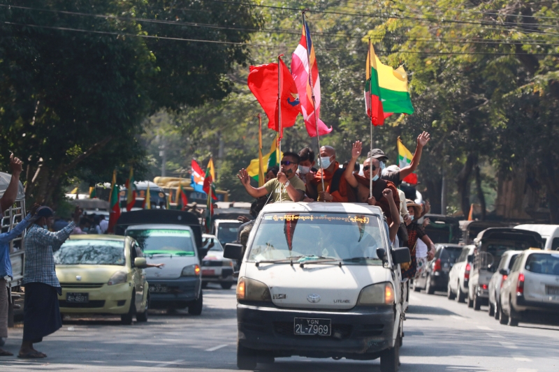 缅甸军方周一（2月1日）早上宣布国家进入紧急状态，并称会在紧急状态结束后重新选举。仰光出现军方支持者，包括佛教僧侣在大街上挥舞旗帜。（美联社）