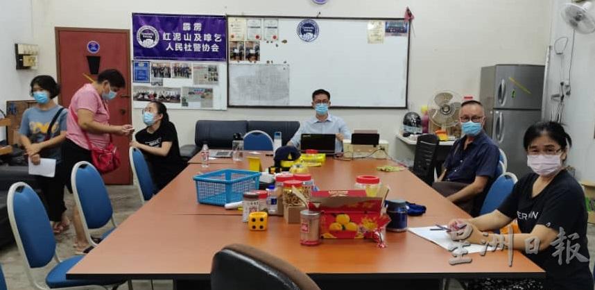 红坭山新村发展及治安委员会协助村民申请及更新人民关怀援助金，中间坐者黄汉仁；右一是陈丽香。