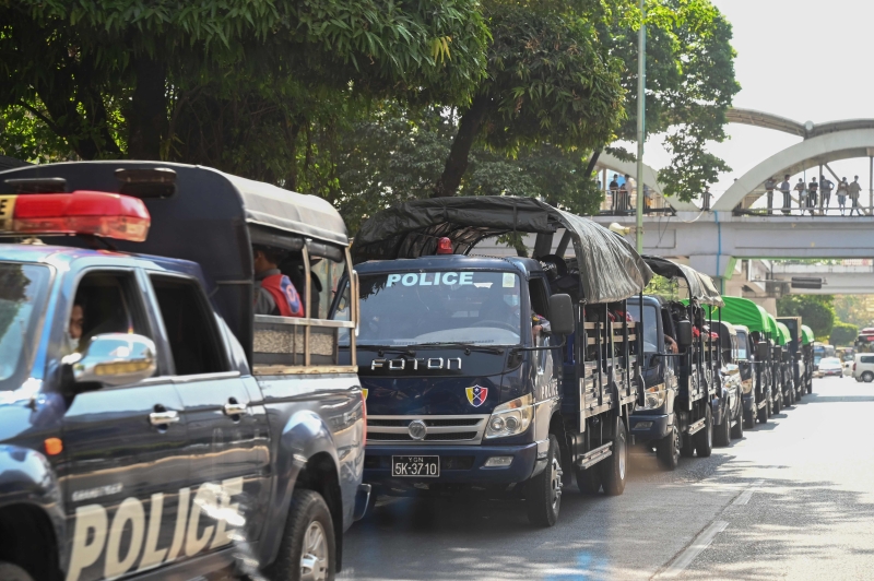 缅甸政治局势出现变动，仰光市区的道路上，停满一排的警车。（法新社）