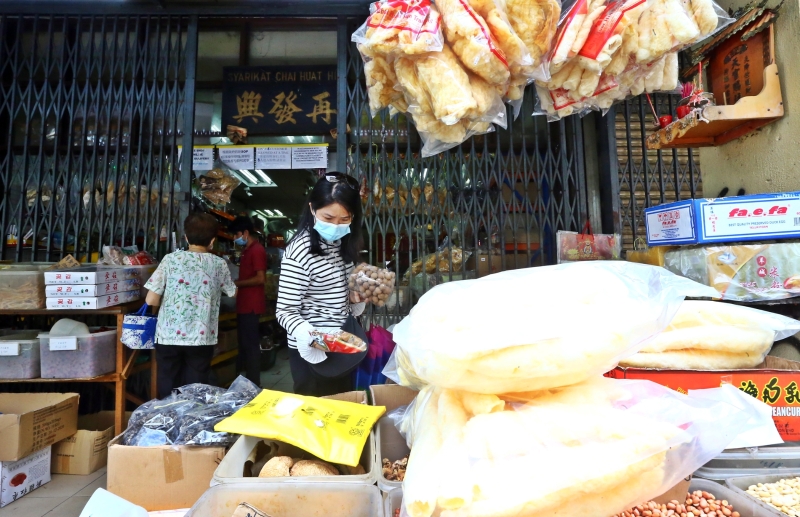 大部分民众选择透过网络订购海味,因此海味店的人潮并不多。