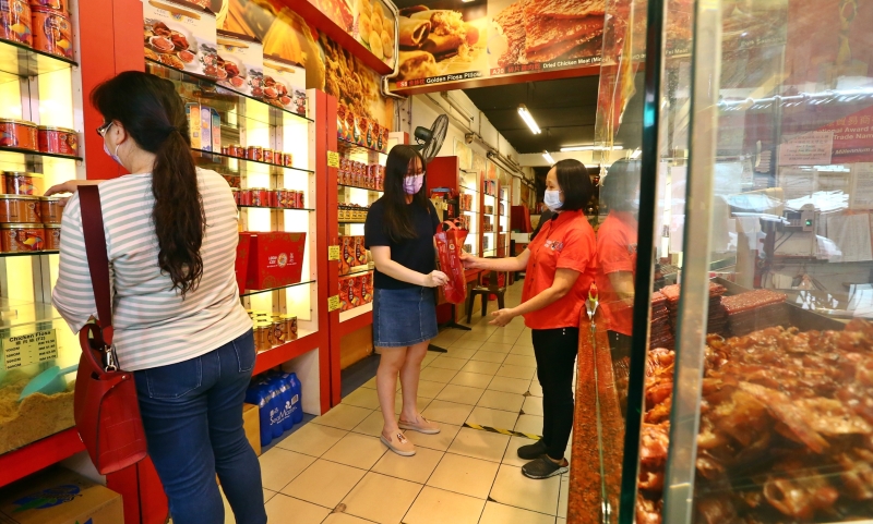 农历新年吃肉干的习俗已根深蒂固,因此茨厂街的肉干店都有民众到访采购肉干。