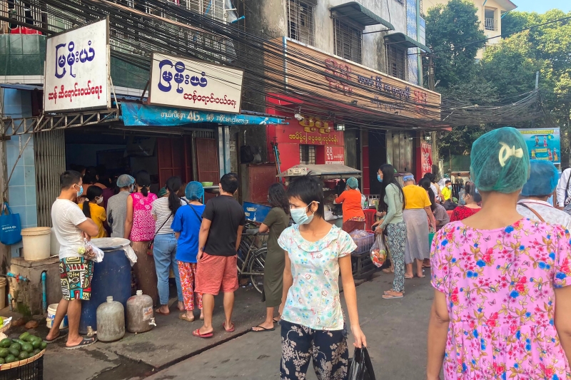 缅甸军方宣布全国进入紧急状态后，当地人民排队购买物品。（法新社）