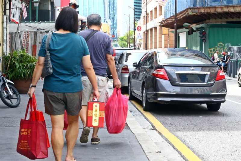 一些民众到海味店选购海味及腊味,满载而归。