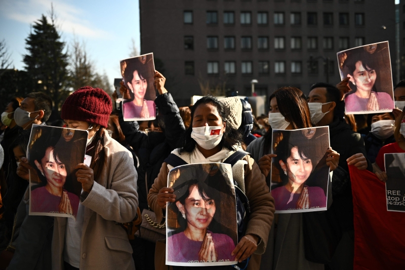 有一群缅甸社运分子在位于东京的联合国大楼外发动抗议。（法新社）