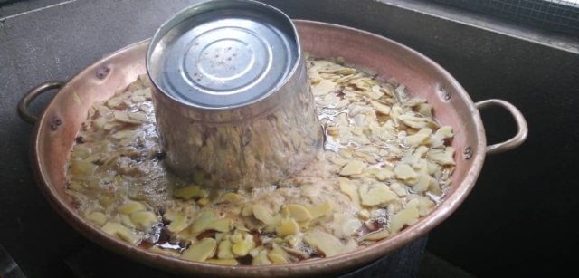 随着创始人何堆南来的不仅制糖的技艺，还有熬煮糖果的大铜锅。（图：受访者提供）