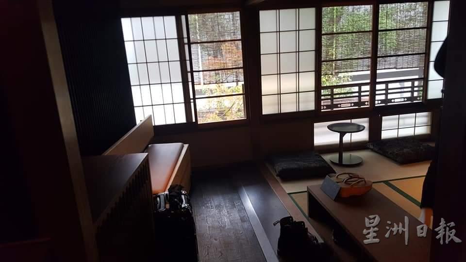 京都榻榻米星巴克，外观是古朴的老屋，星巴克的招牌也比一般小得多；里面则是现代简洁设计，在这里喝咖啡非常惬意。