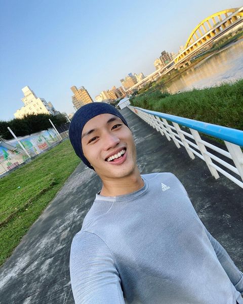 阿哲30日在脸书放上在台北跑步的照片，被网民调侃说，“太想你的未婚妻了。”