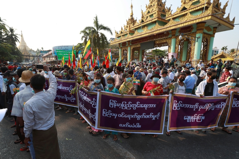 缅甸部分城市上周六（1月30日）出现亲军方示威，支持者举著标语走上街，抗议选举结果。（美联社）