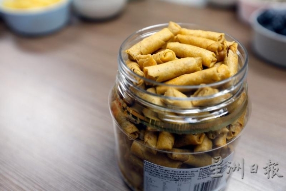 鸡丝卷和虾米卷原来是来自于印尼，后来经过改良才成为如今大马人最爱吃的新年零嘴之一。