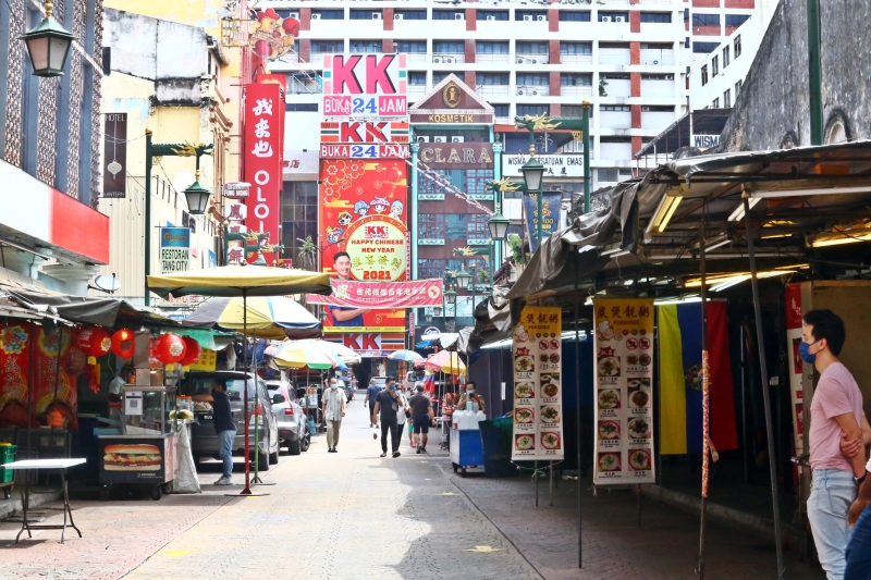 封面主图尽管隆市迎来3天连假,惟在冠病确诊人数又创新高下,前往茨厂街的人潮也不多。
