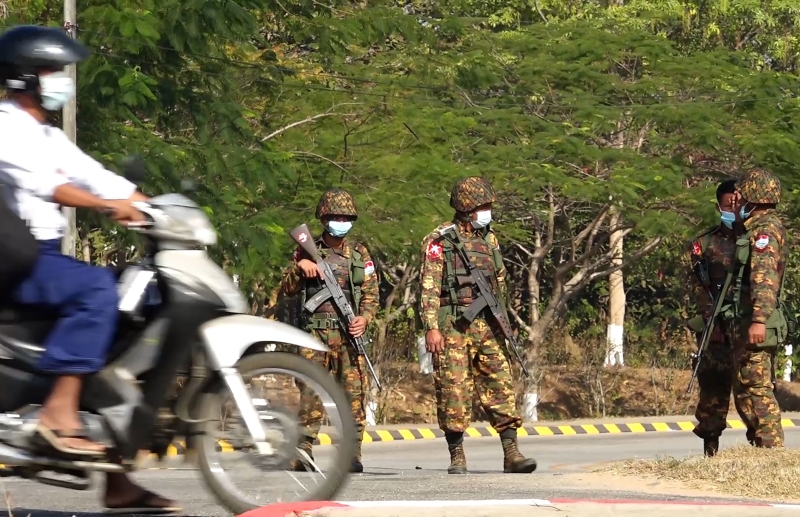 军人全副军装，在缅甸首都内比都的街道上驻守。（法新社）