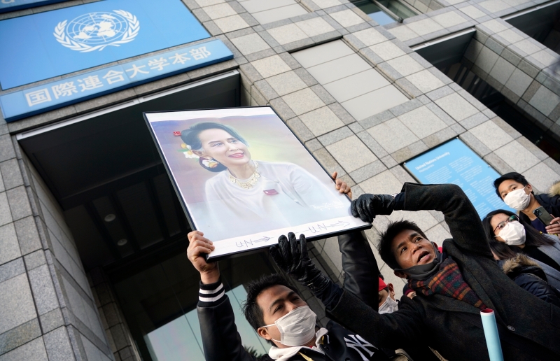 不满昂山舒吉遭到拘留，居住在日本缅甸社区的缅甸人周一到日本联合国大学高举昂山舒吉的肖像进行抗议。（欧新社）