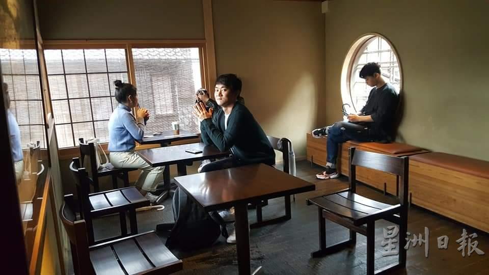 京都榻榻米星巴克，外观是古朴的老屋，星巴克的招牌也比一般小得多；里面则是现代简洁设计，在这里喝咖啡非常惬意。