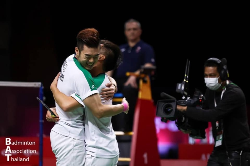 李洋（右）与王齐麟在夺得总决赛冠军，成为台湾男双第一人后激动拥抱。（泰国羽总照片）