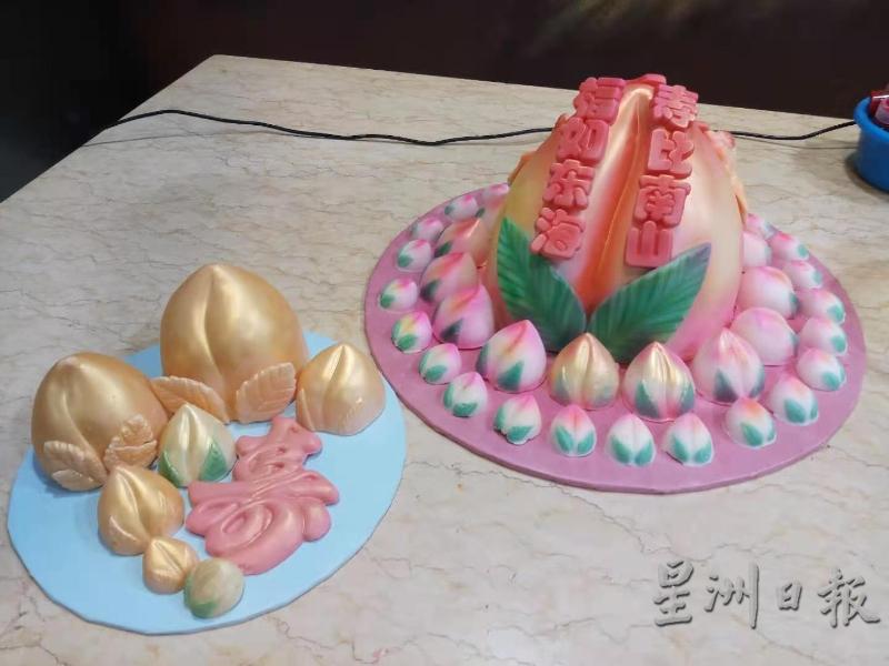 寿桃造型的燕菜蛋糕,深受婆婆公公们的喜爱。 寿桃造型的燕菜蛋糕,深受婆婆公公们的喜爱。