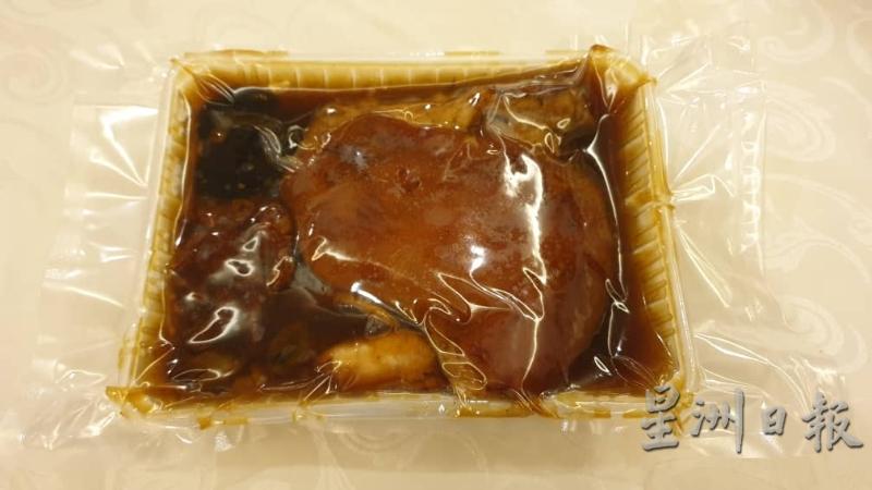 在新常态下,新乐福门酒家推出“冷冻料理包”年菜,热一热即可食用。图为卤猪手。