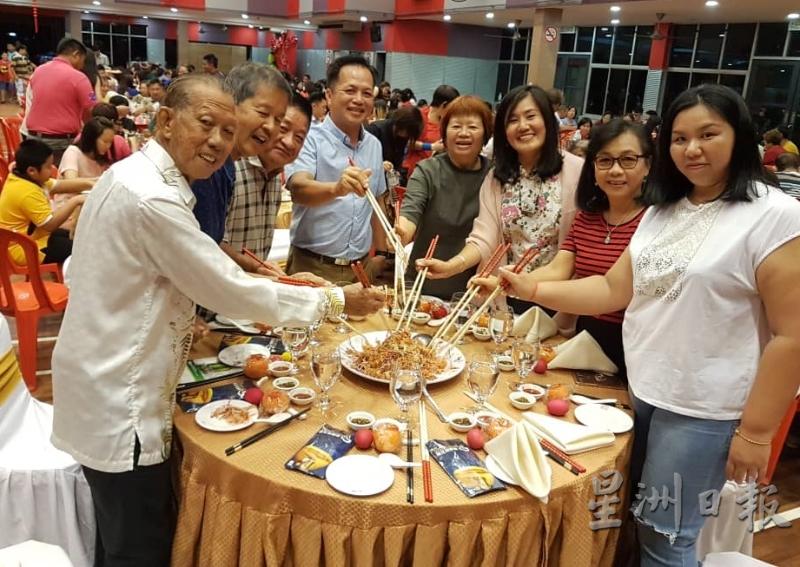因冠病疫情关系,政府不准国人聚餐堂食,可见今年已无缘参与新春聚餐,年味大减。(档案照)