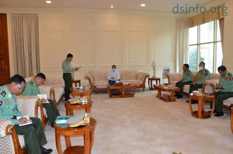 缅甸临时总统敏瑞（中）、军队总司令敏昂莱（左三）和国防与安全委员会高层周一在内比都的总统府召开会议，敏瑞宣布将国家权力移交给敏昂莱。（图：欧新社）