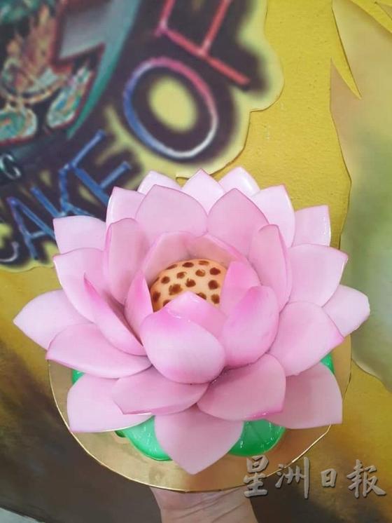 莲花造型的燕菜蛋糕,可用作祭拜供品。 莲花造型的燕菜蛋糕,可用作祭拜供品。