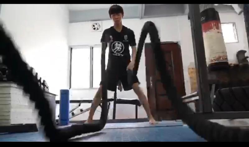 陈健充展示传说中“能瘦到起飞”，俗称“甩大绳”的健身动作。