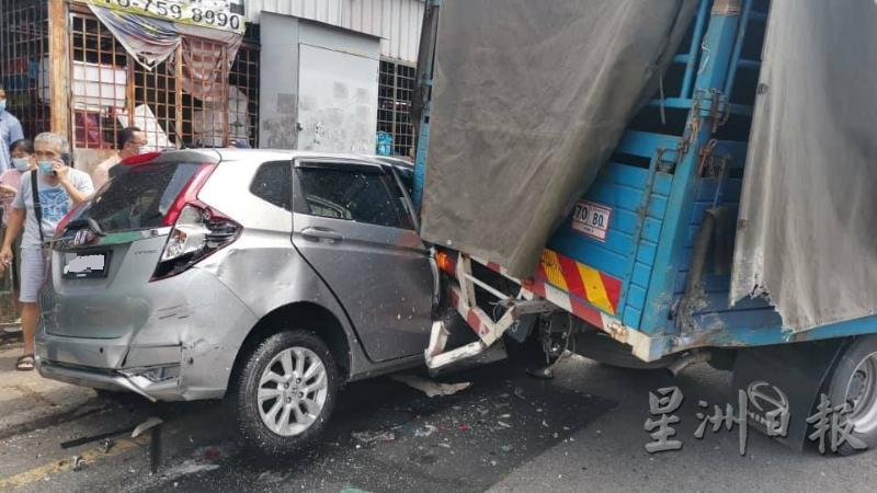 本田Jazz轿车被2吨罗里撞到，所幸华裔女司机及男乘客没受伤。（蔡耀宗提供）