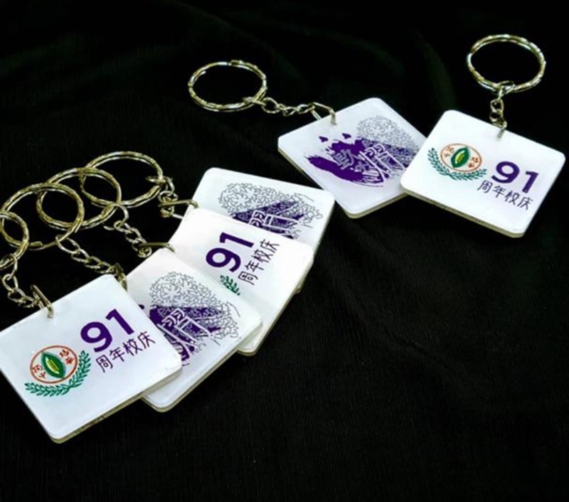 培华独中91周年校庆所售卖的“实体纪念品”钥匙圈，受到大家的欢迎。

