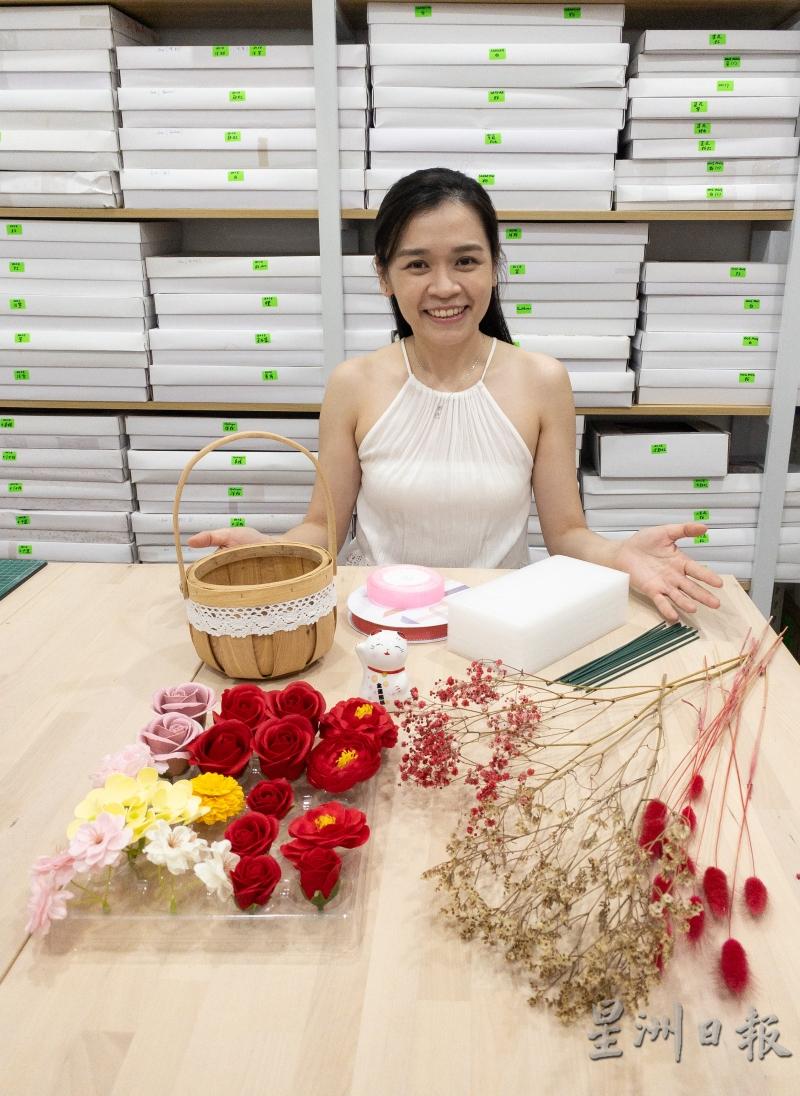小花の屋主人陈仪婷是私人诊所助理，卸下医护人员身份后，闲暇及业余时间也是一名花艺师。