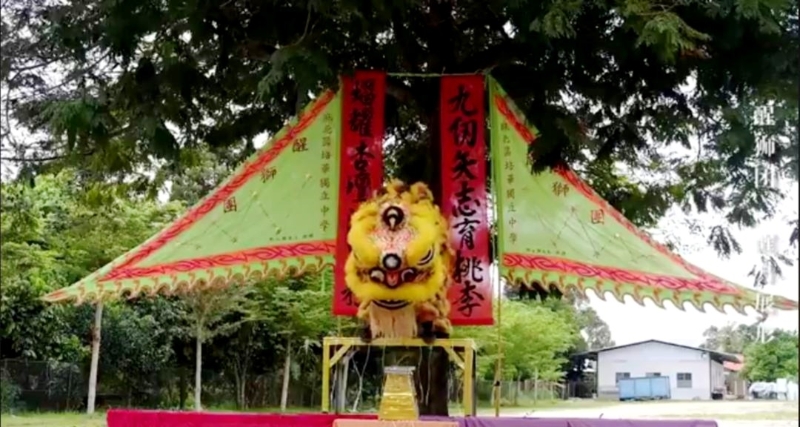 利丰港培华独中醒狮团呈献《醒月展形》的动态表演。