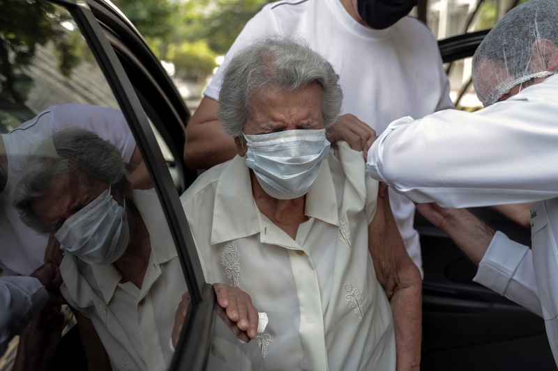 一名104高龄的巴西老妇周一在里约热内卢一接种疫苗中心接种中国科兴生物研发的冠病疫苗。（欧新社照片）