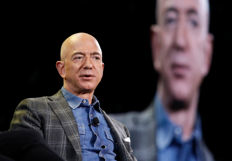 美国电商龙头亚马逊（Amazon）创办人贝佐斯周二宣布将于今年第三季辞去公司CEO一职，转为担任董事会执行主席。（美联社照片）