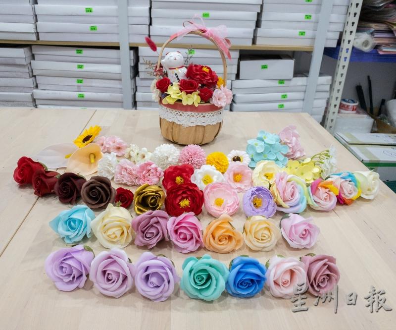 香皂花作为新春系列花艺品的主题花材，其形态逼真美观，颜色多样化，具备高度的可观赏性及实用性。