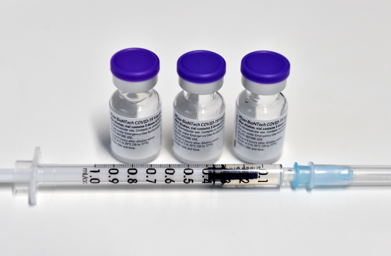 英国科学家展开新试验，评估混合施打辉瑞（上图）及阿斯利康疫苗（下图）是否能加强对抗变种冠病病毒。（法新社／美联社照片）
