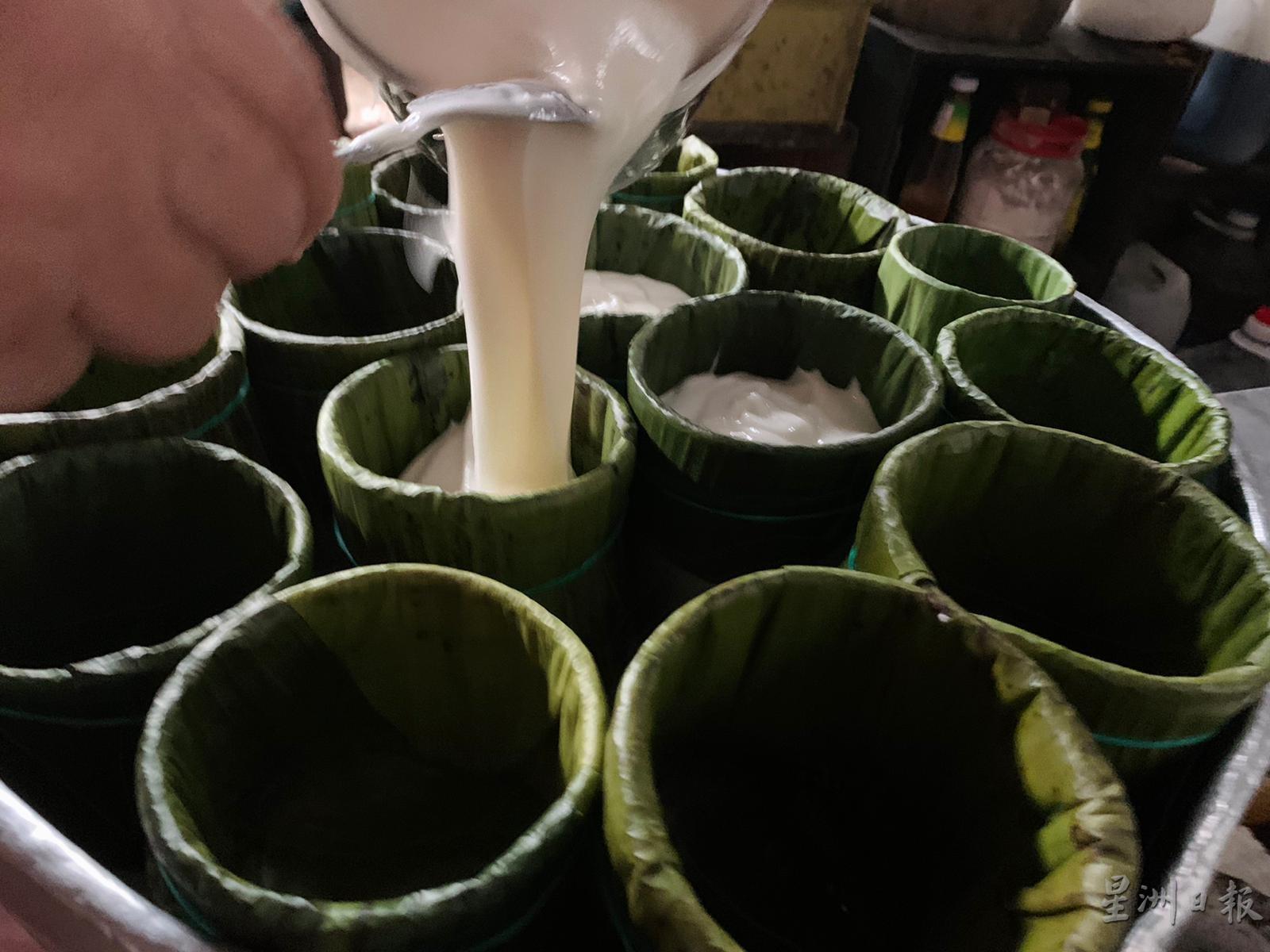 把糯米浆倒进铺好香蕉叶的容器，再放进蒸笼内蒸熟。