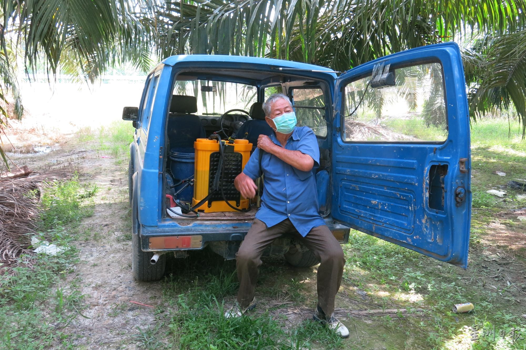 小吉普车的车尾箱装著园地工作所需的各种用具。