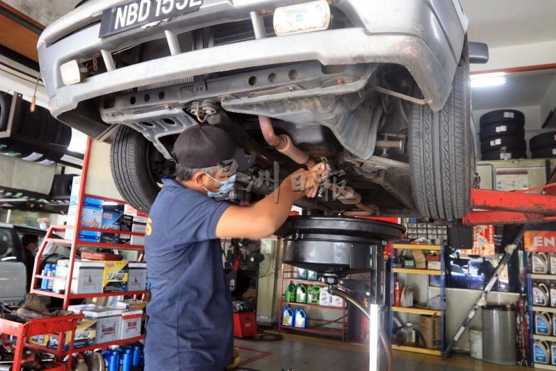 一般上，逢农历新年前一个月，陆续会有很多顾客上门维修或保养汽车，包括更换黑油或轮胎。