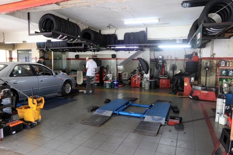 以前修车店日均能维修20至30辆车，如今情况大不同，只能被动等待顾客上门。
