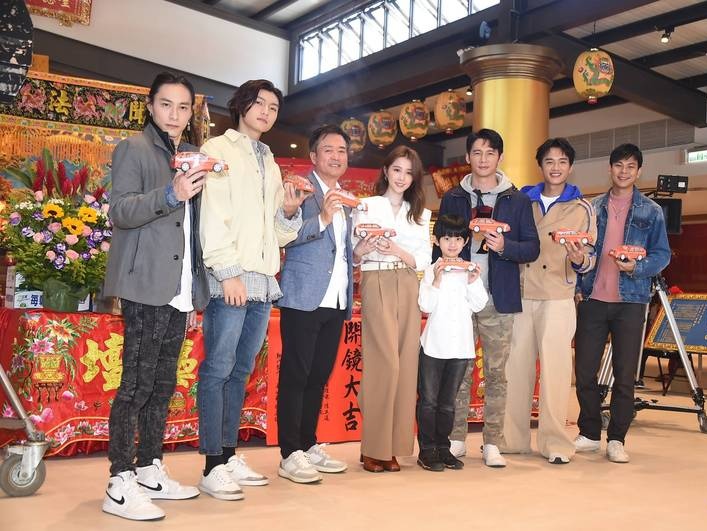 电影《冲吧！周大隆》举办开镜仪式，陈泽耀(右二起)、温昇豪、邵雨薇、检场等演员合影。