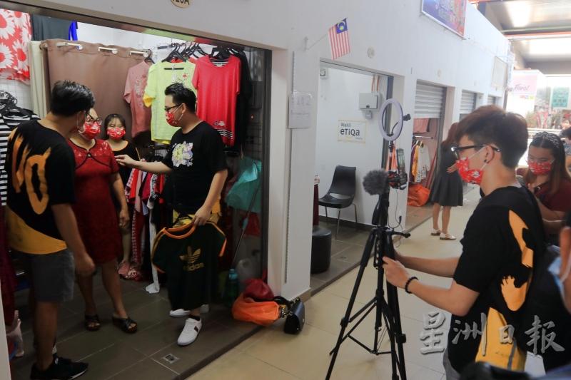 首场直播选在芙蓉公市服装档，吸引超过130人线上观赏。