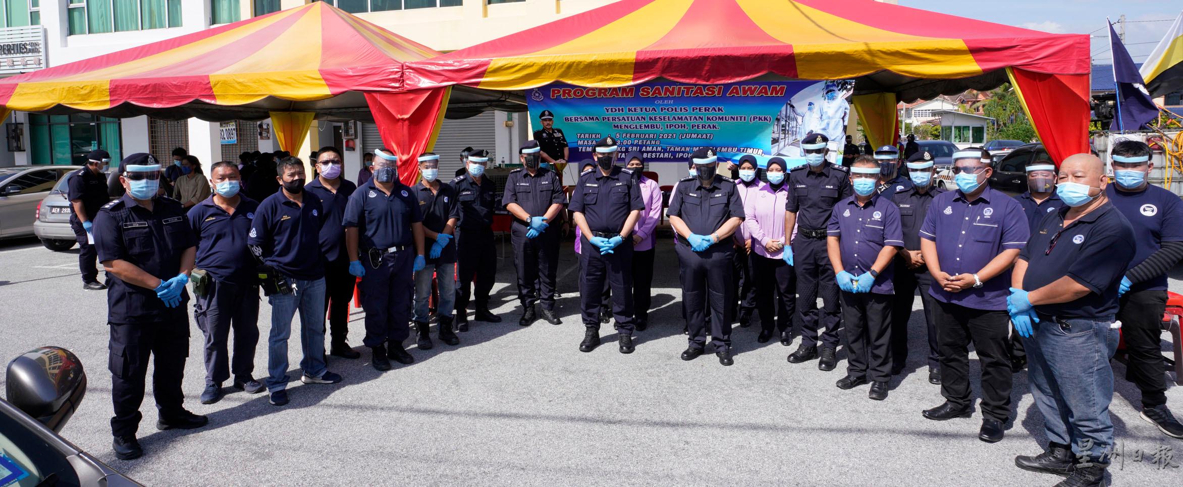 出席活动的警官和警员在活动上与万里望人民社警成员合照。