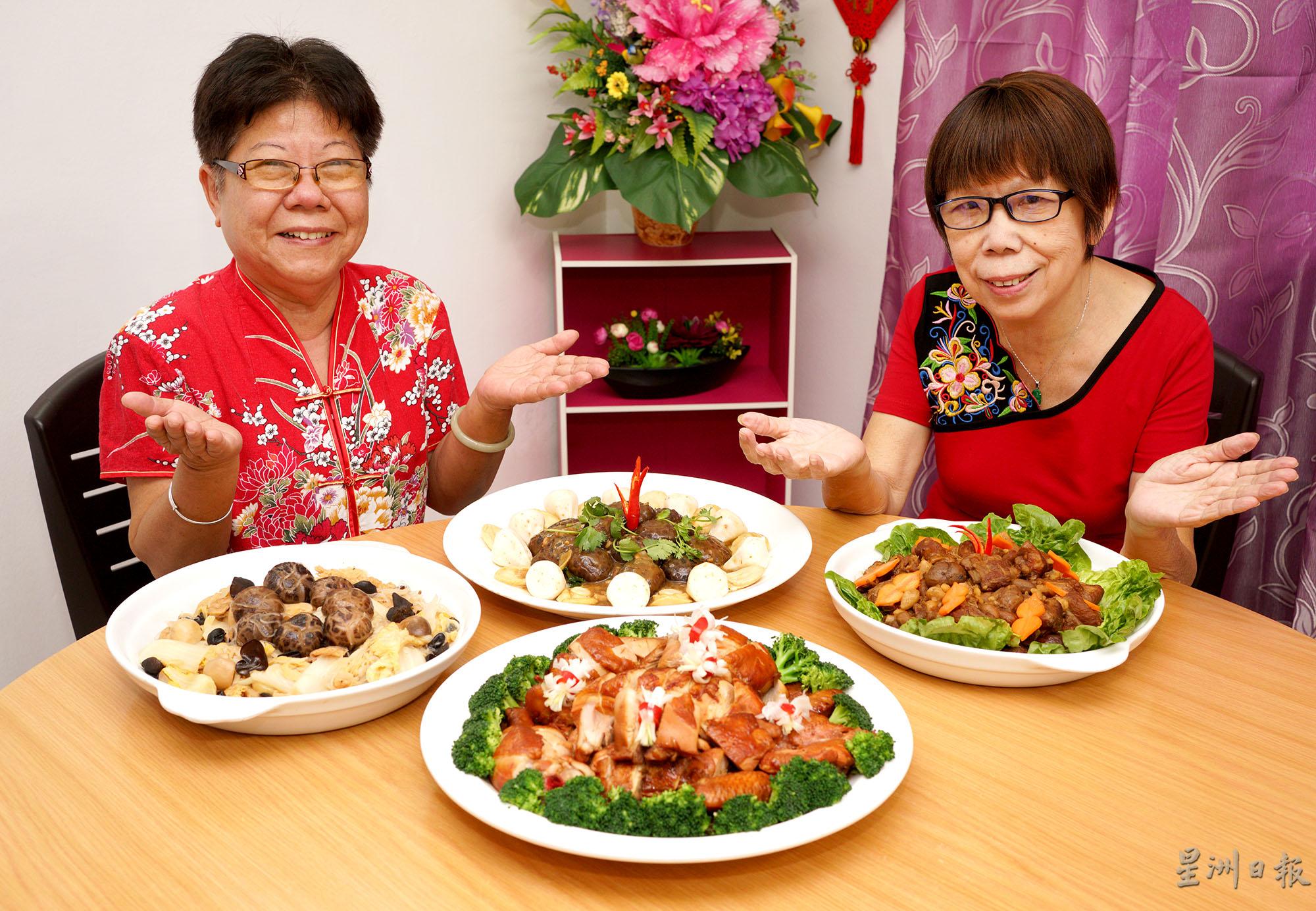 吴碧梅（左）和曾是连义庙掌门人的杨秀清道出每道年菜背后的妈姐故事。