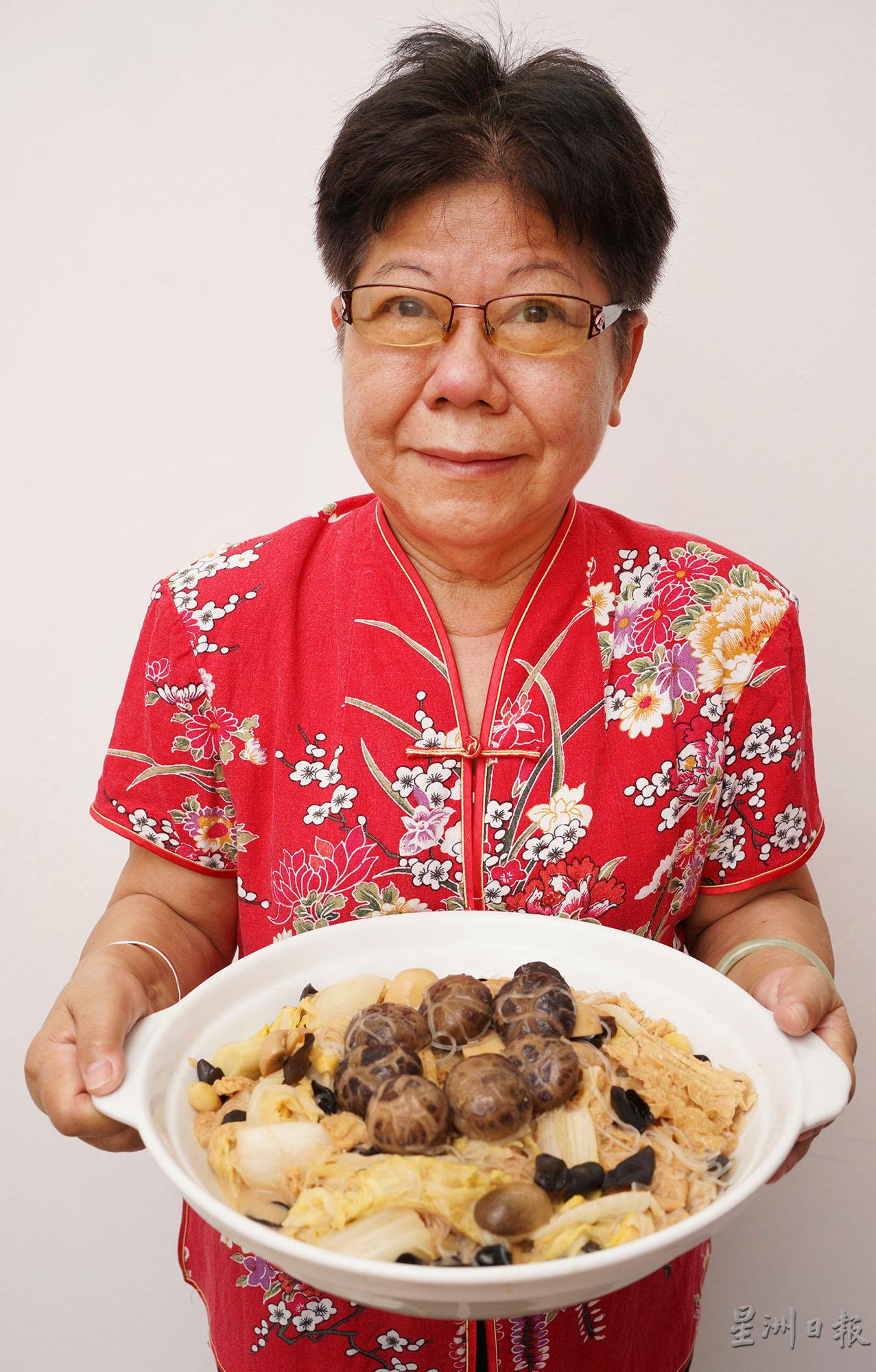 在呈献罗汉斋过程中，吴碧梅回溯家中成员吃过了年夜饭如何开始准备这道斋菜的记忆。