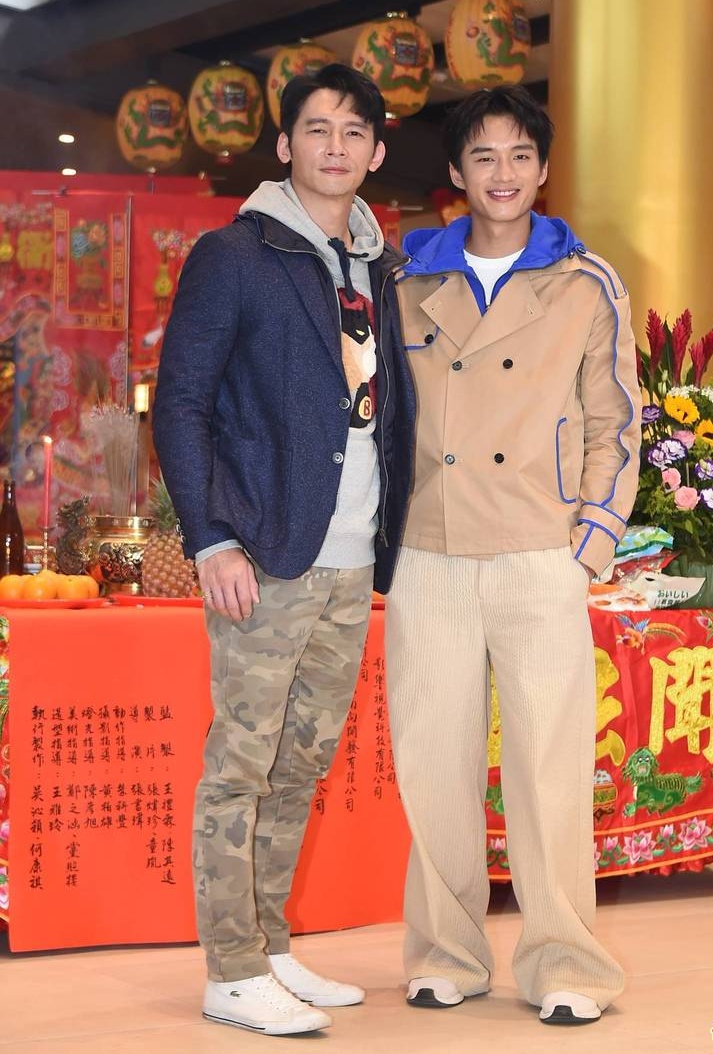 温昇豪（左）和陈泽耀合作演出《冲吧！周大隆》。